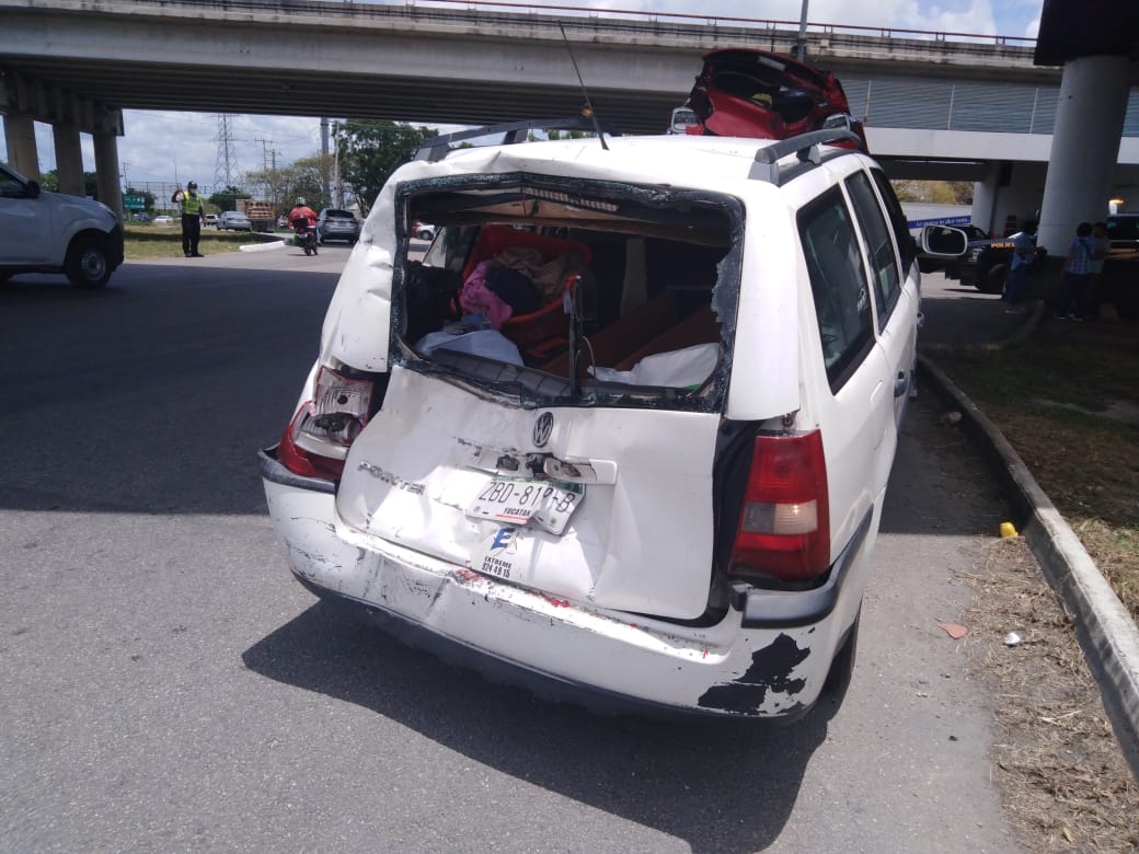 Colisión y volcadura en el periférico de Mérida