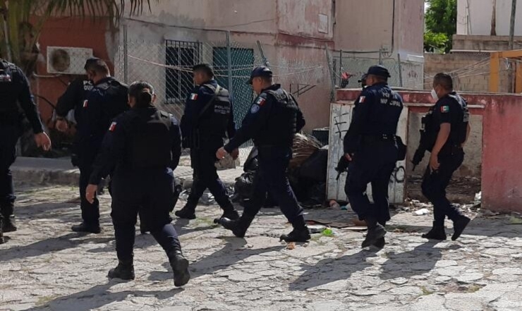 Detienen a dos colombianos por robar armas a policías de Cancún