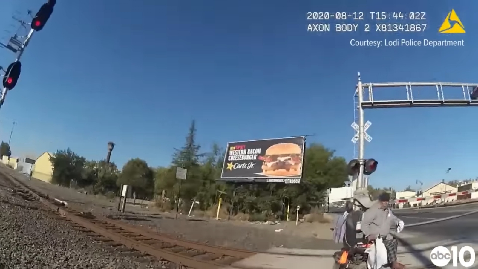 ¡Impactante! Policía salva a hombre en silla de ruedas de ser arrollado por el tren (VIDEO)