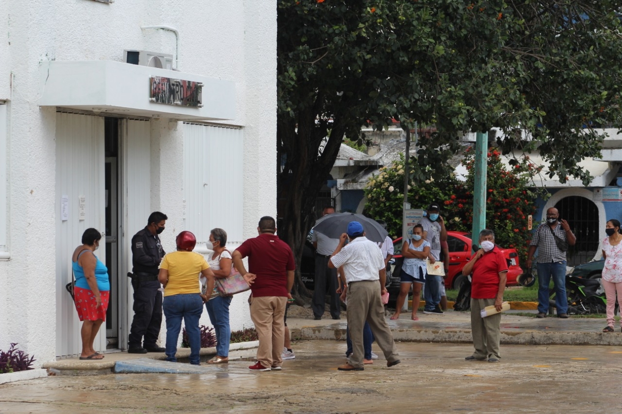 Olvidan la sana distancia en el Registro CIvil de Chetumal