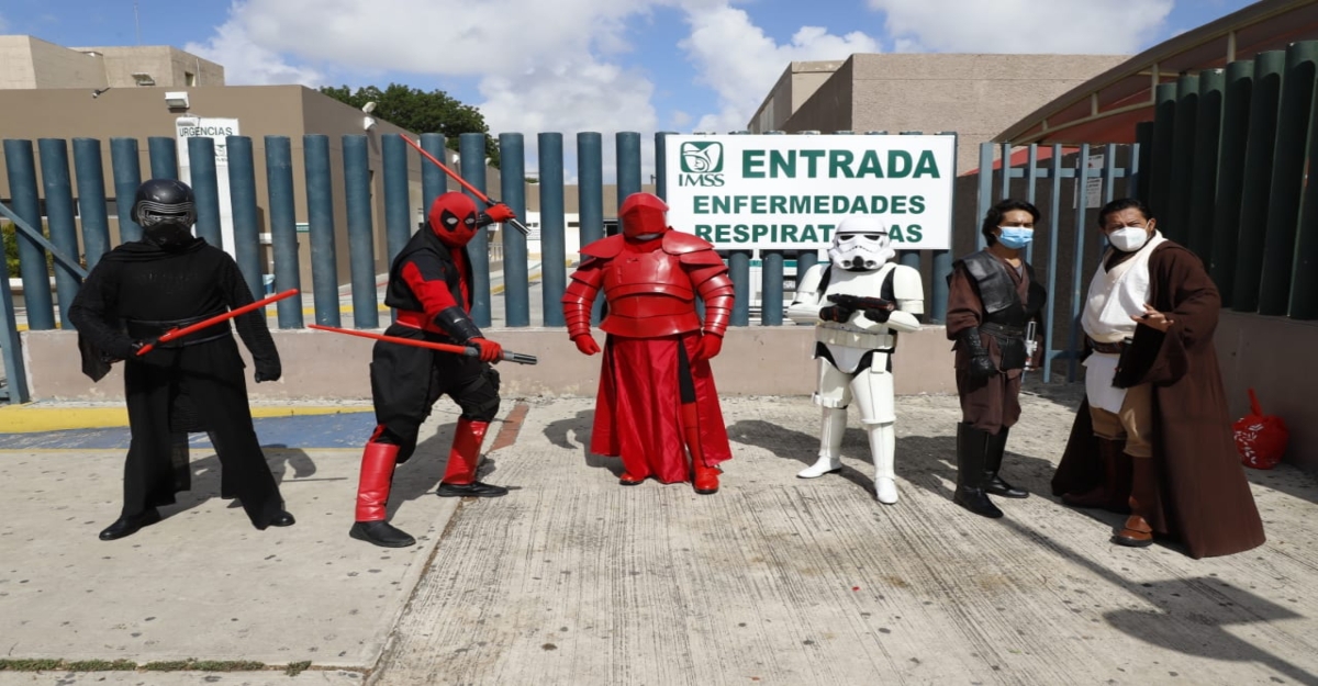 Personajes de la Guerra de la Galaxias visitan el Hospital T-1 de Mérida: FOTOS