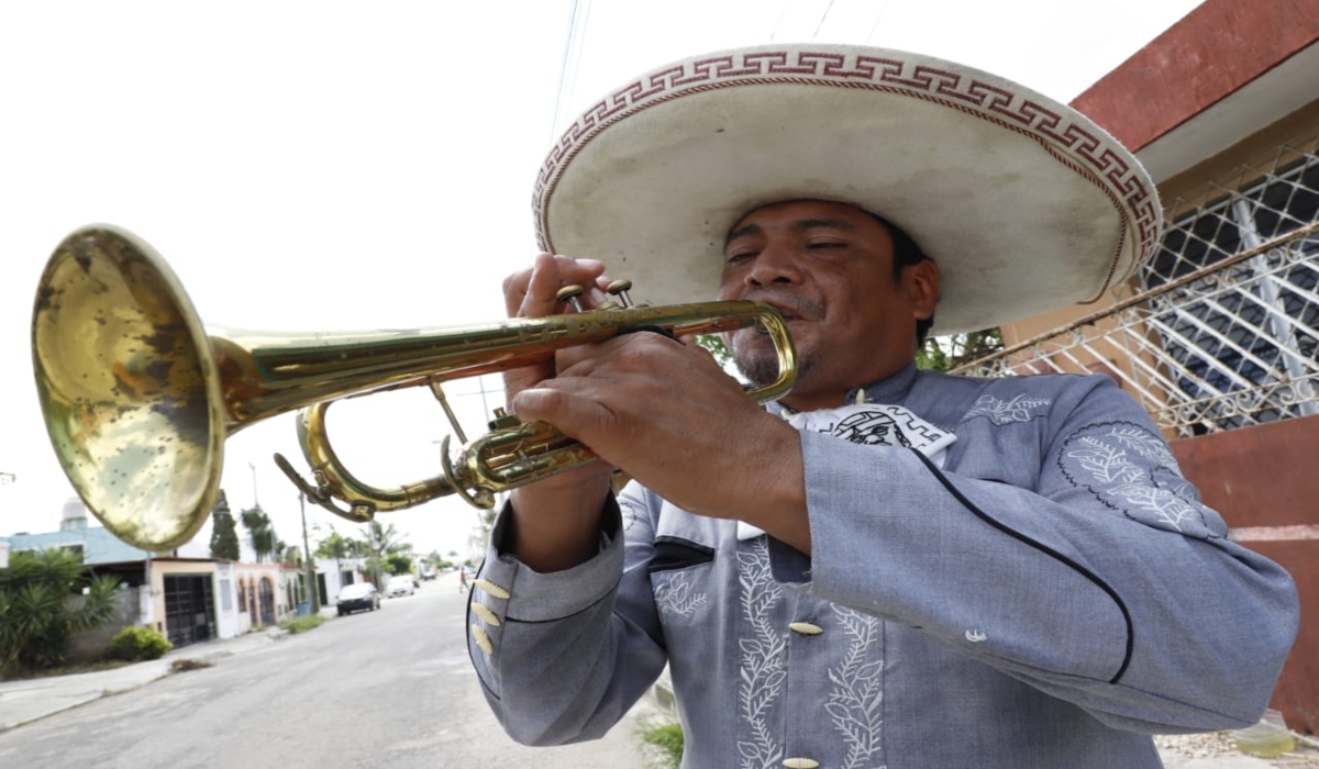 Mariachis salen a las calles de Mérida para ofrecer su música en tiempos de COVID-19