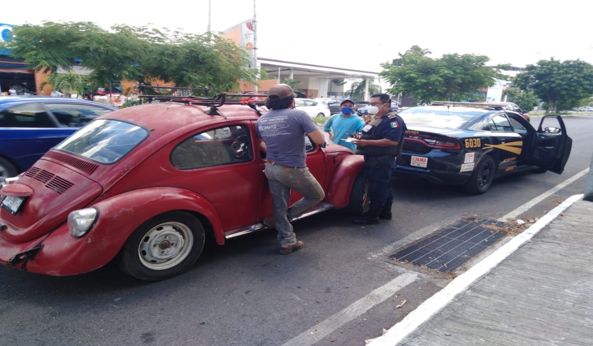 Retienen a conductor en Mérida por no contar con la placa y el engomado