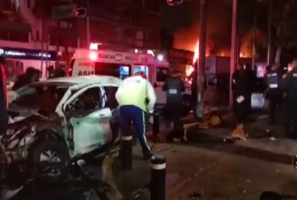 Captan momento donde un tráiler impacta a un auto en CDMX; hay dos muertos