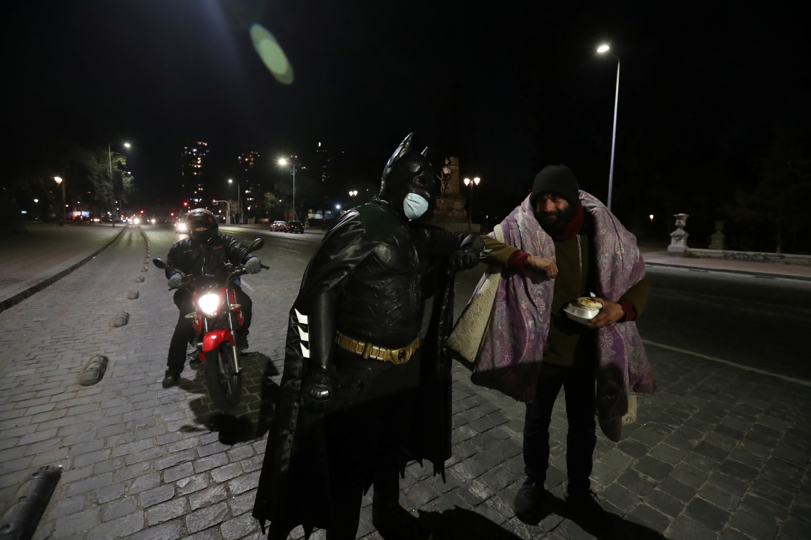 VIDEO: Batman chileno combate el hambre en las calles de Santiago