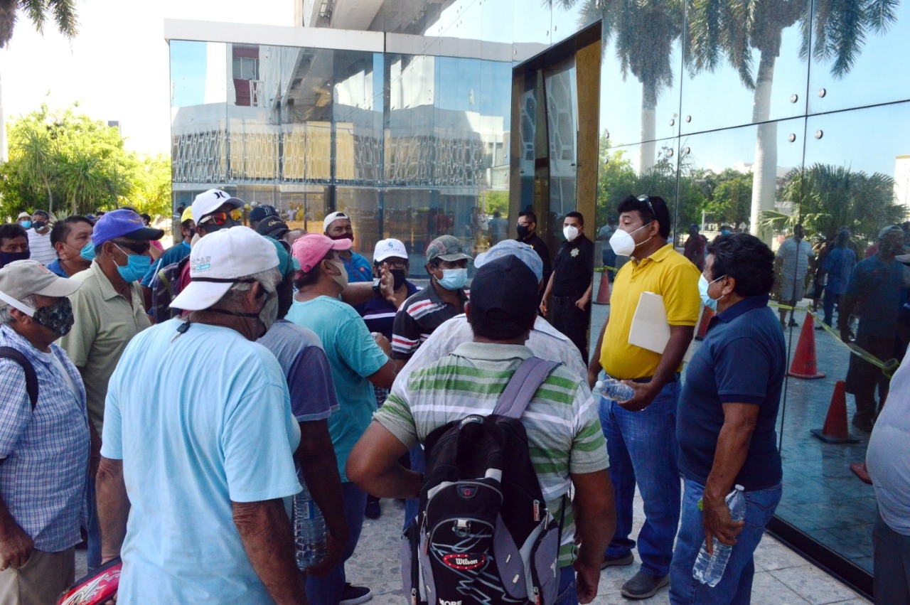 Trabajadores se manifiestan afuera del palacio de gobierno de Campeche; piden apoyo