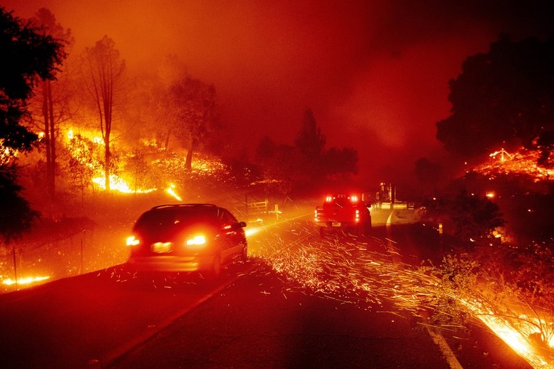 Incendios forestales arrasan con California, miles son evacuados: VIDEO