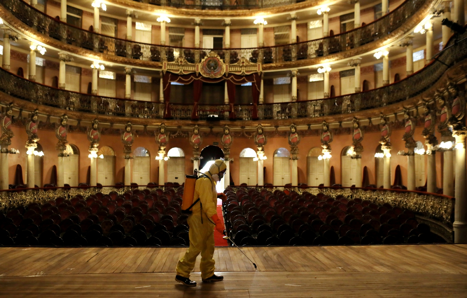 Un hombre desinfecta el Teatro Amazonas en Brasil para prevenir contagios de COVID-19 (Reuters)