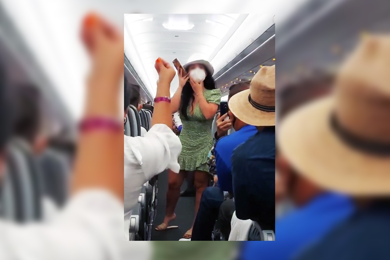 Tenemos #LadyCovidCancún, esto fue lo que hizo en un avión: VIDEO