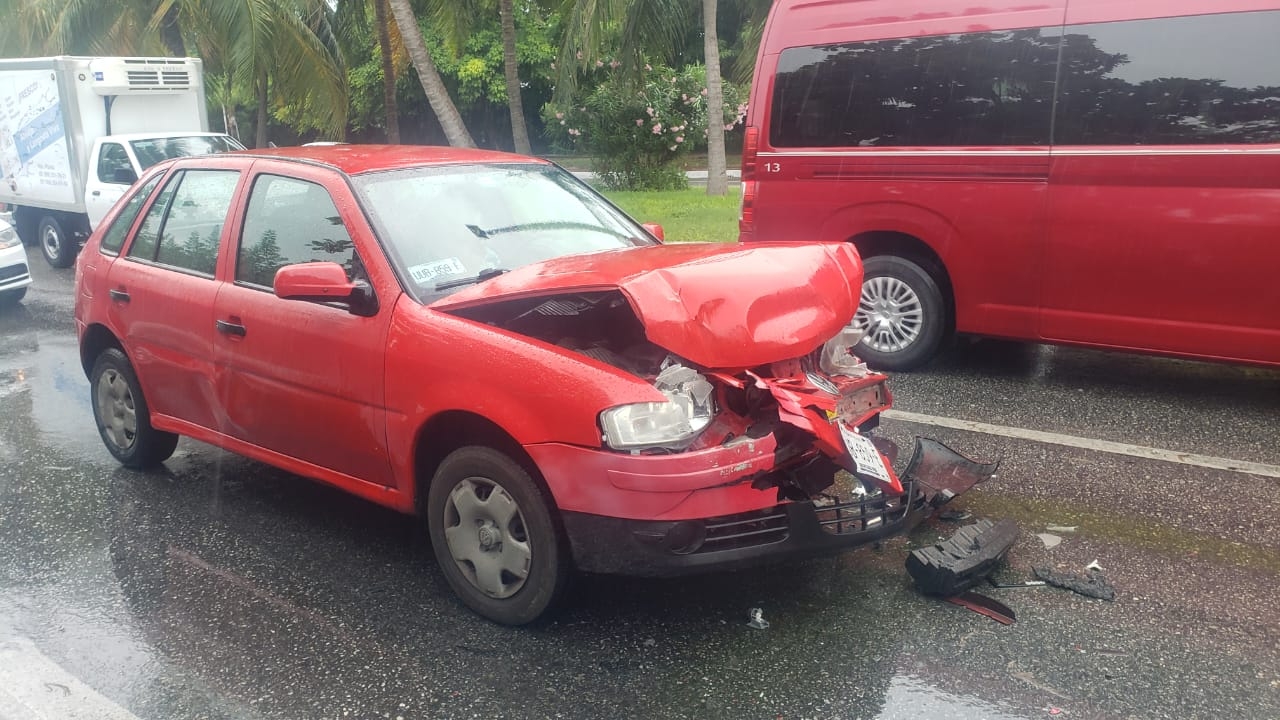 Conductor provoca choque en la zona hotelera de Cancún