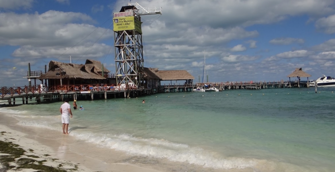 Zona hotelera de Cancún mantiene actividades pese a Depresión Tropical 14