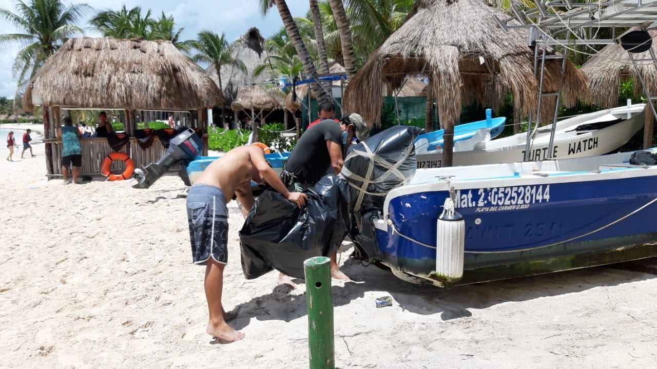 Pobladores de Punta Allen se niegan a ser evacuados