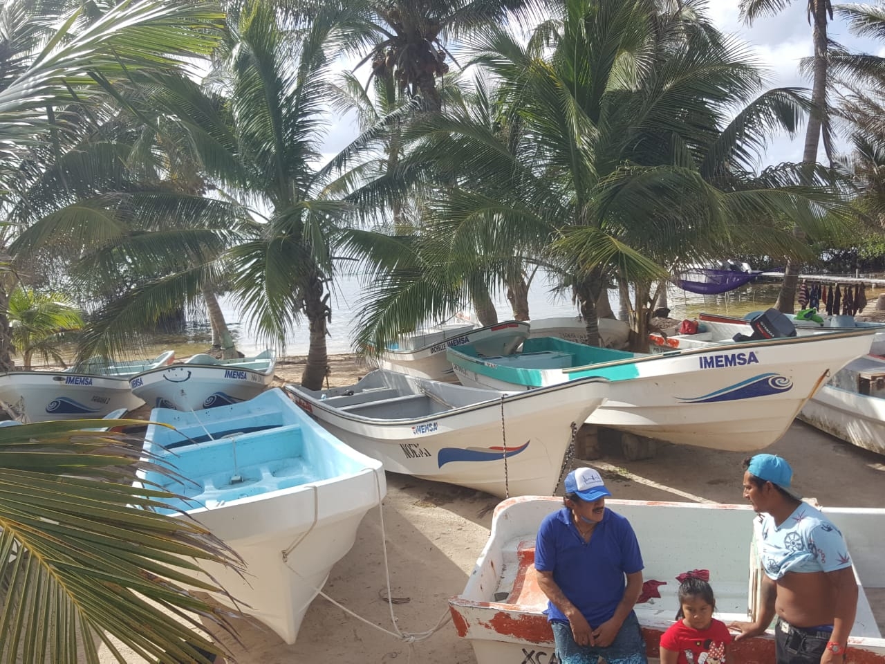 Pescadores retiran sus lanchas de la zona costera en Othón P. Blanco