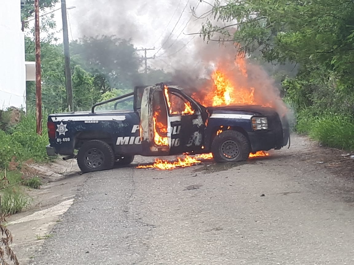 Por cancelación de exámenes, aspirantes a normalistas queman autos y llantas: FOTOS