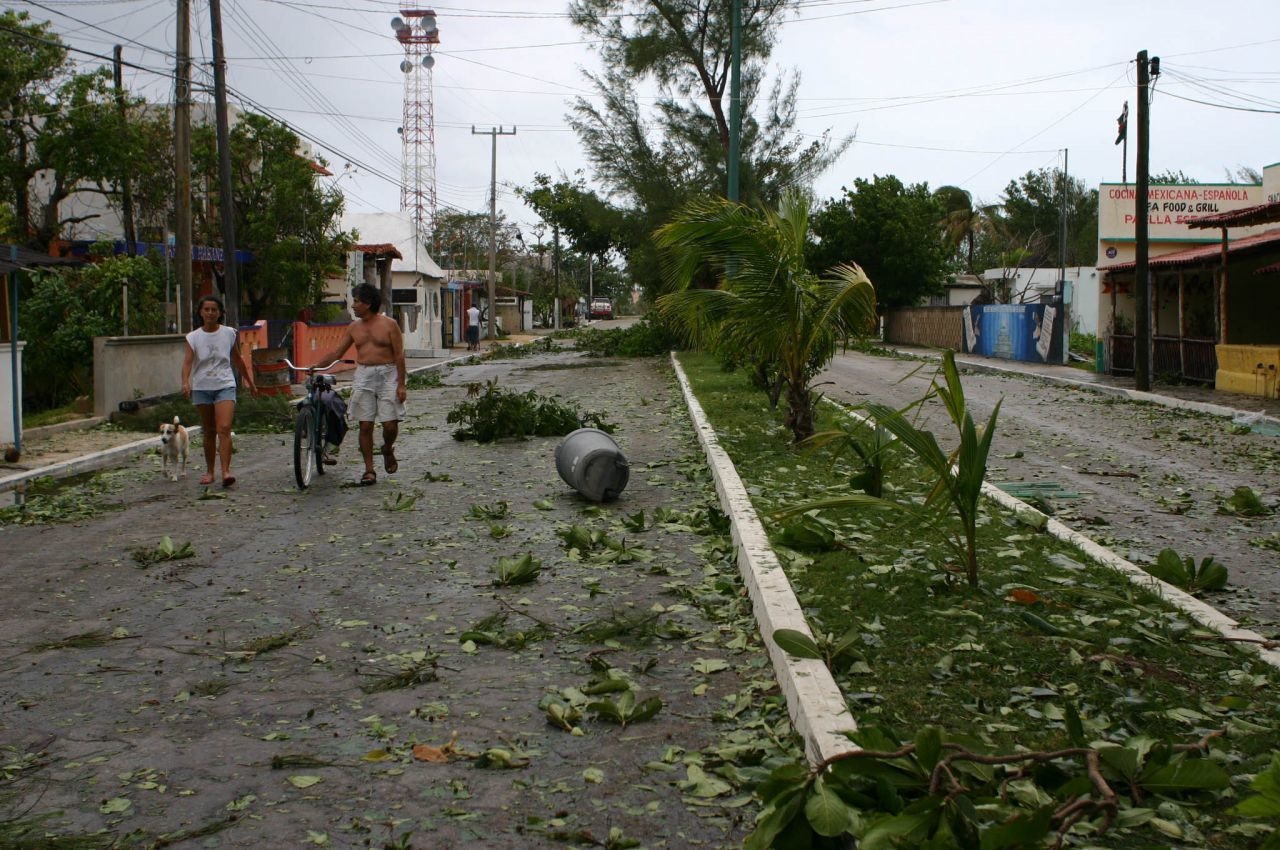 Habilitan seis refugios en Solidaridad por la llegada de la Depresión Tropical 14