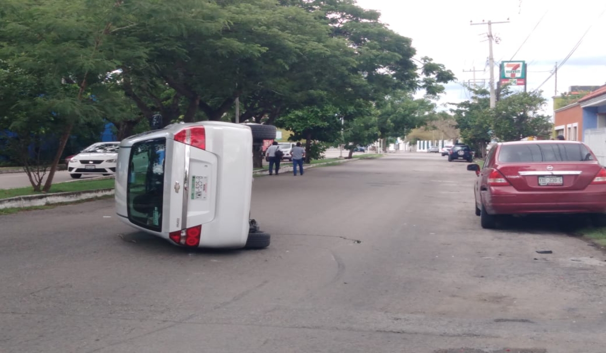 Conductora choca contra un auto estacionado en Mérida