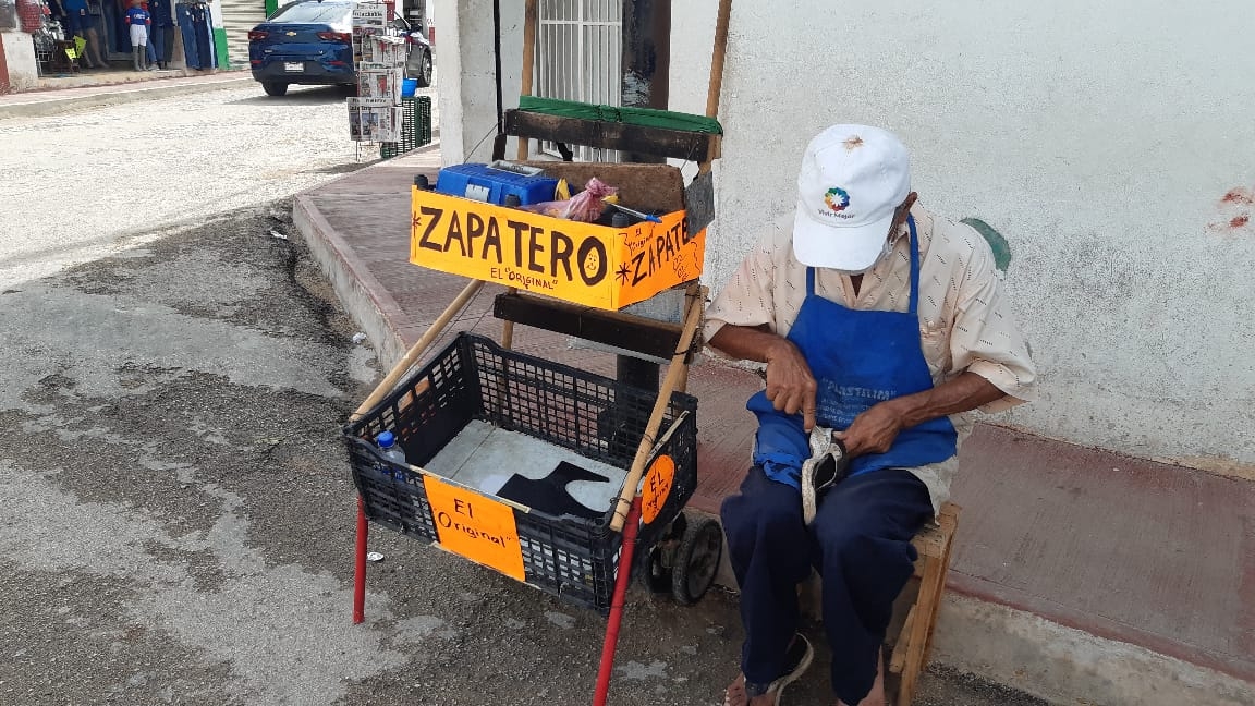 Abuelito de Tizimín se convierte de maestro a zapatero