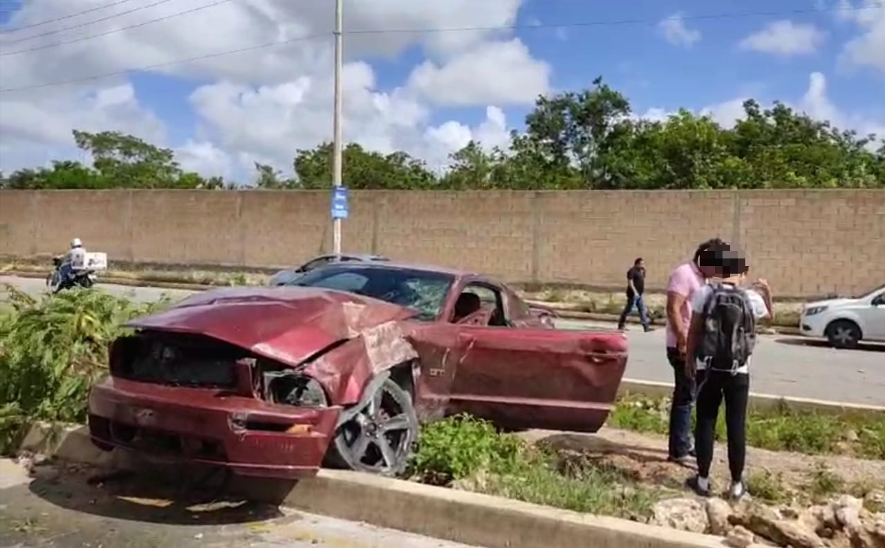 Por jugar carreritas, dos jóvenes protagonizan aparatoso accidente en Cancún