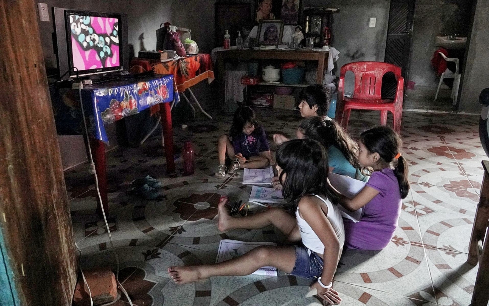 Desde abrir su wi-fi hasta un espacio seguro, cómo han ayudado a niños en el regreso a clases