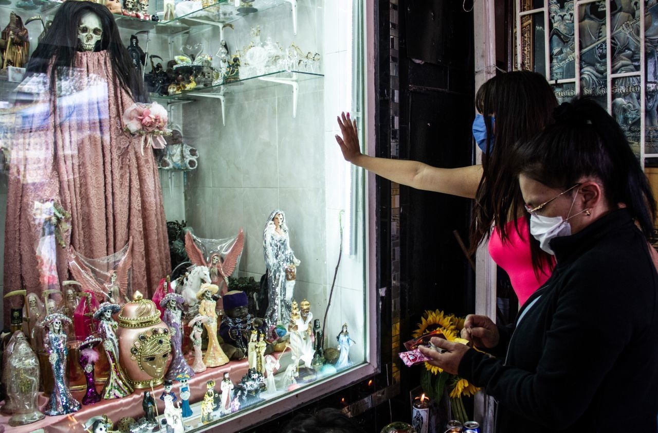 Estadounidense predica en Tepito contra la Santa Muerte, los vecinos lo corren (VIDEO)