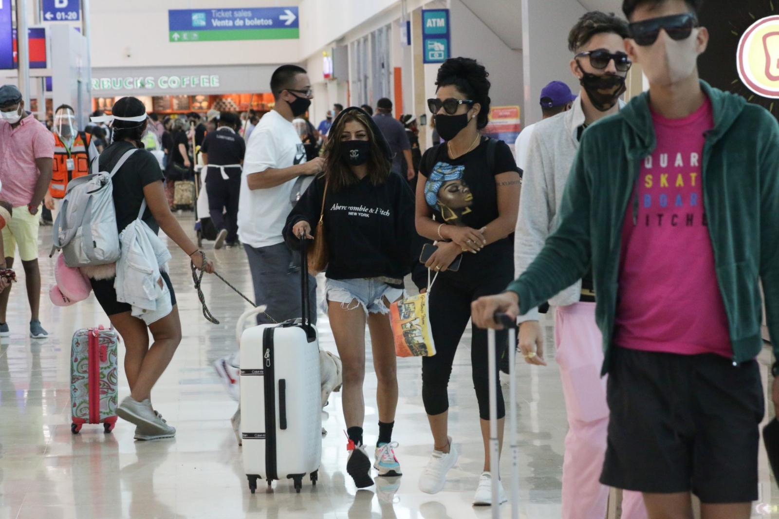 Aeropuerto de Cancún cancela cinco vuelos a Estados Unidos por el huracán Laura