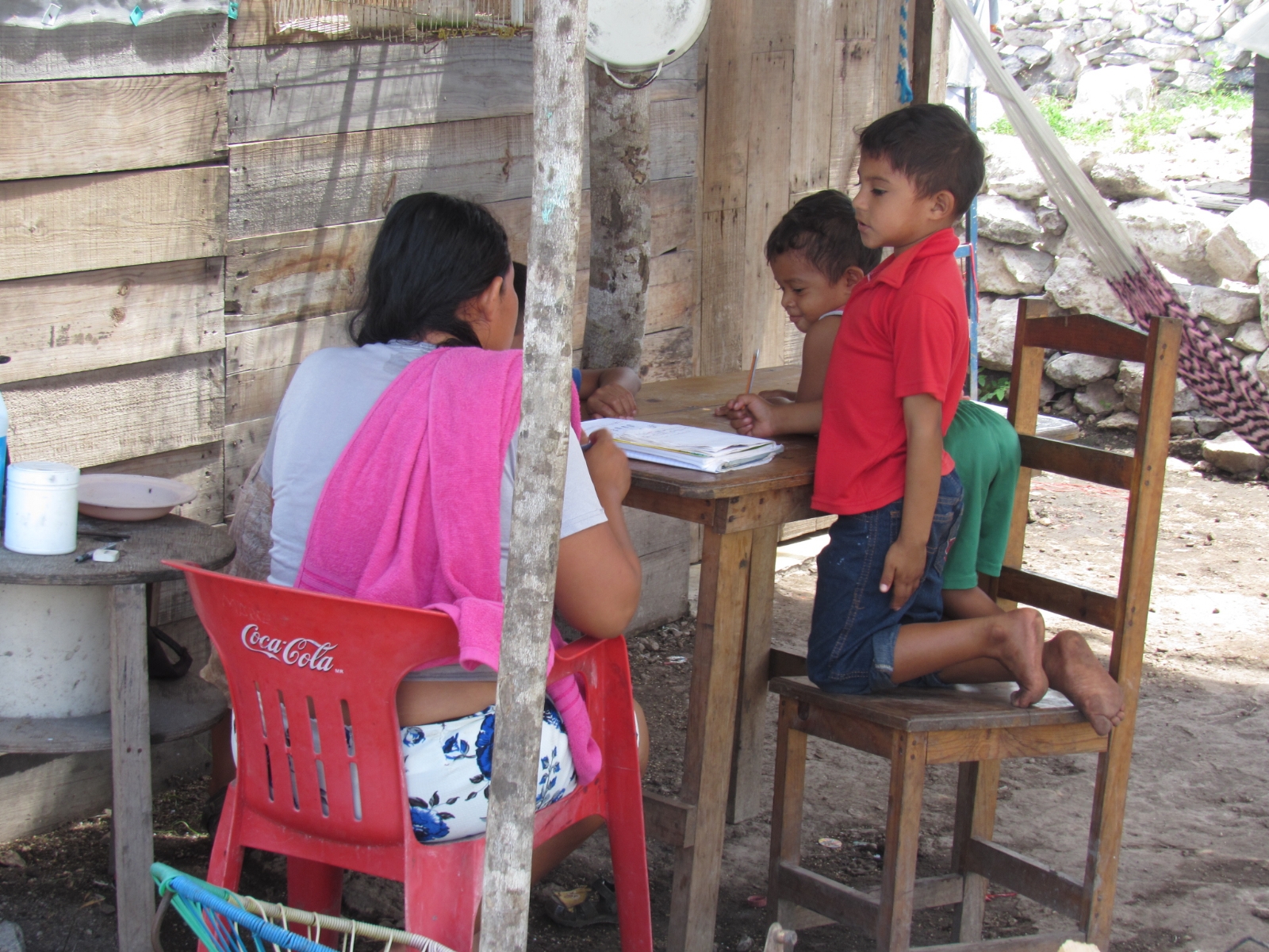 Pobreza impide que niños de terrenos invadidos en Progreso reciban educación