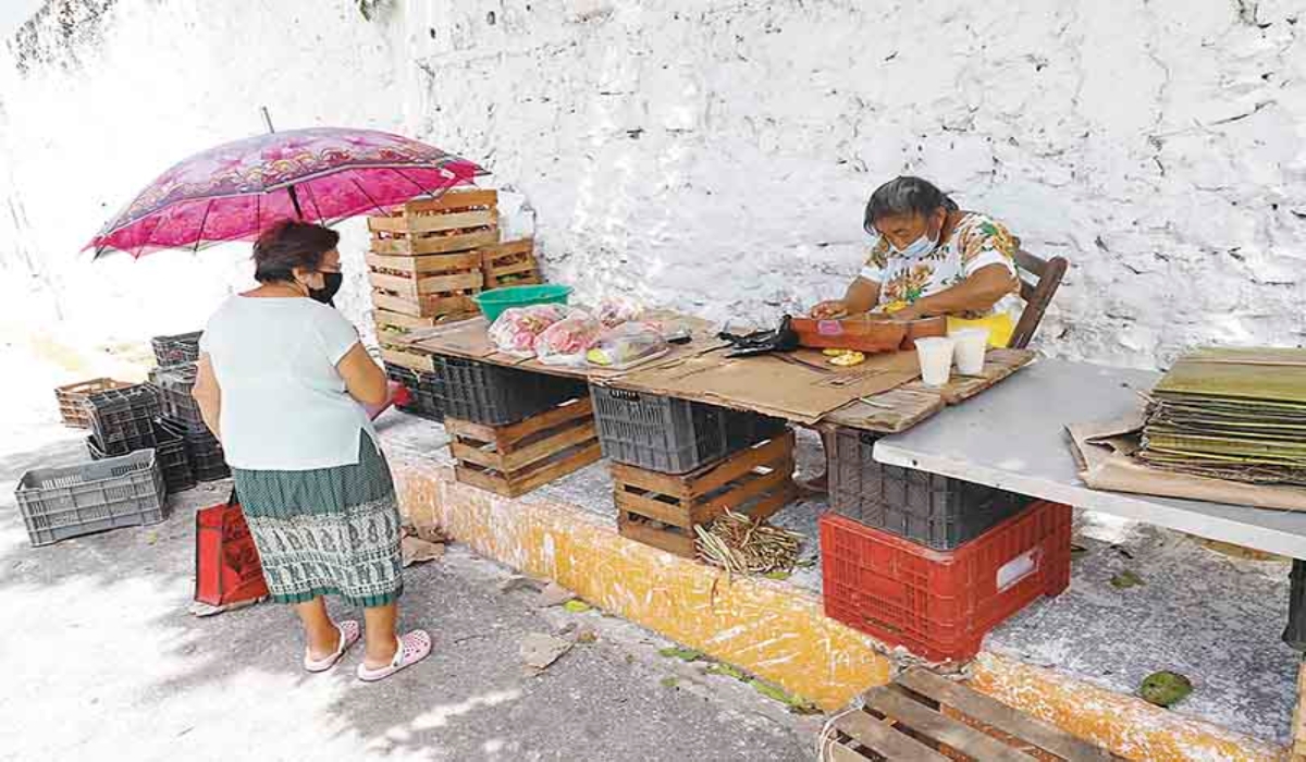 A sus 75 años, abuelita se desvela para vender frutas y verduras en Umán