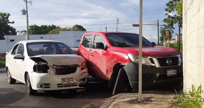 Conductor se impacta contra la barda de una secundaria en Mérida