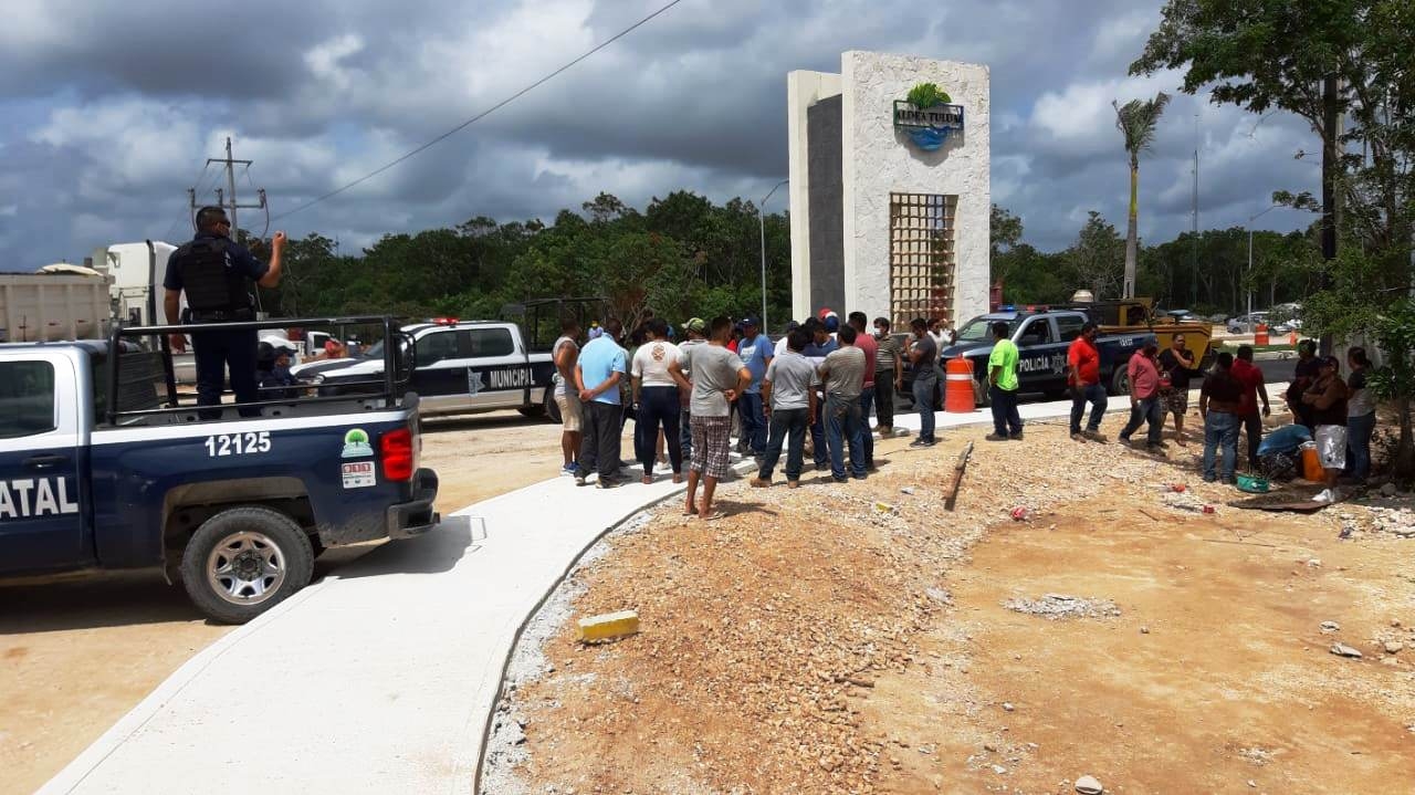 Reportan bloqueo de transportistas en Tulum por roces entre sindicatos