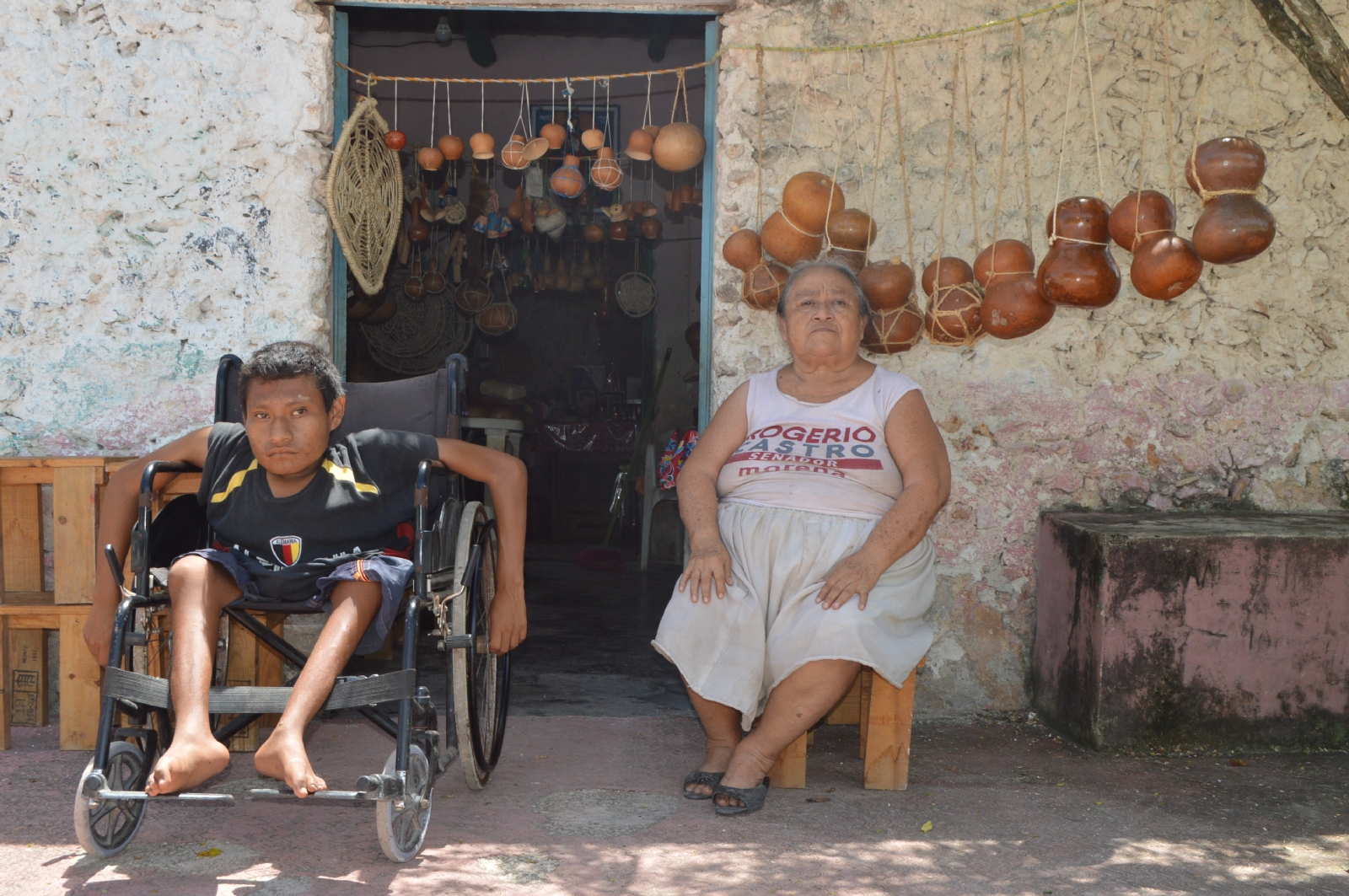 Abuelita y nieto de Tekal se convierten en artesanos emprendedores