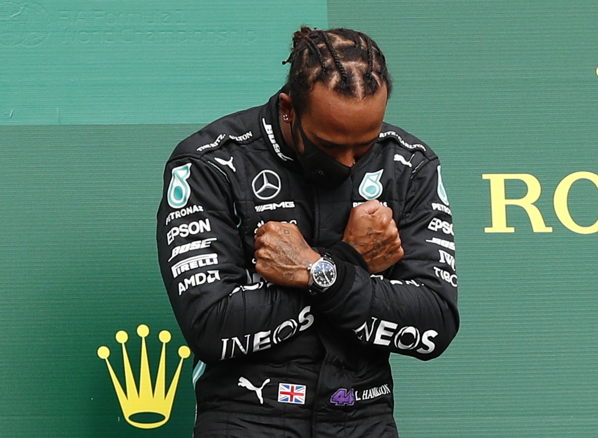 Hamilton festeja triunfo en el #BelgianGP con un #WakandaForever