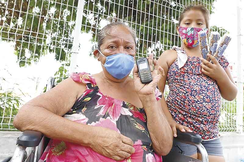 Abuelita vende palanquetas para mantener a sus nietas en Mérida