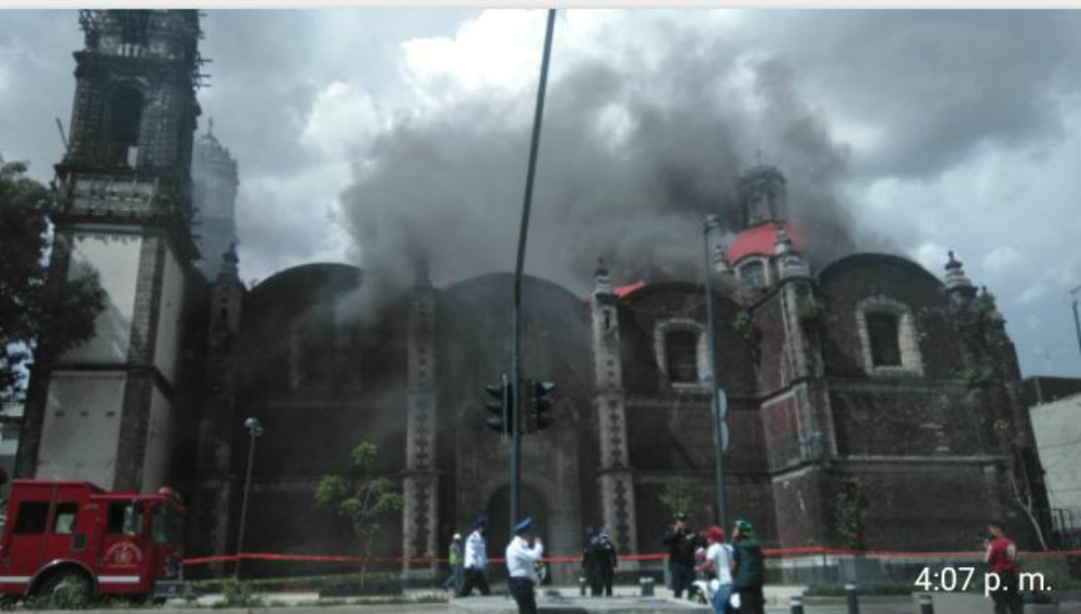 Arde la Iglesia de la Santa Veracruz (@ArquidiocesisMx)