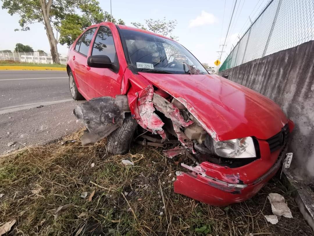 Conductor se impacta contra la barda del Aeropuerto en Chetumal