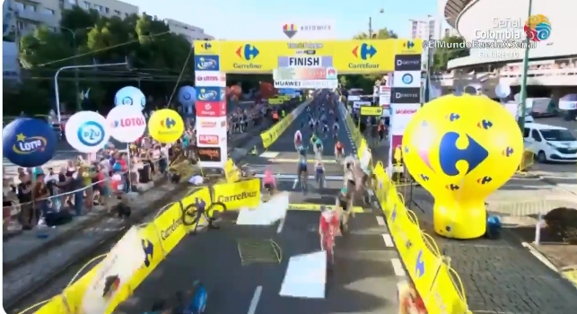 Ciclista termina en coma después de ser empujado por un rival: VIDEO