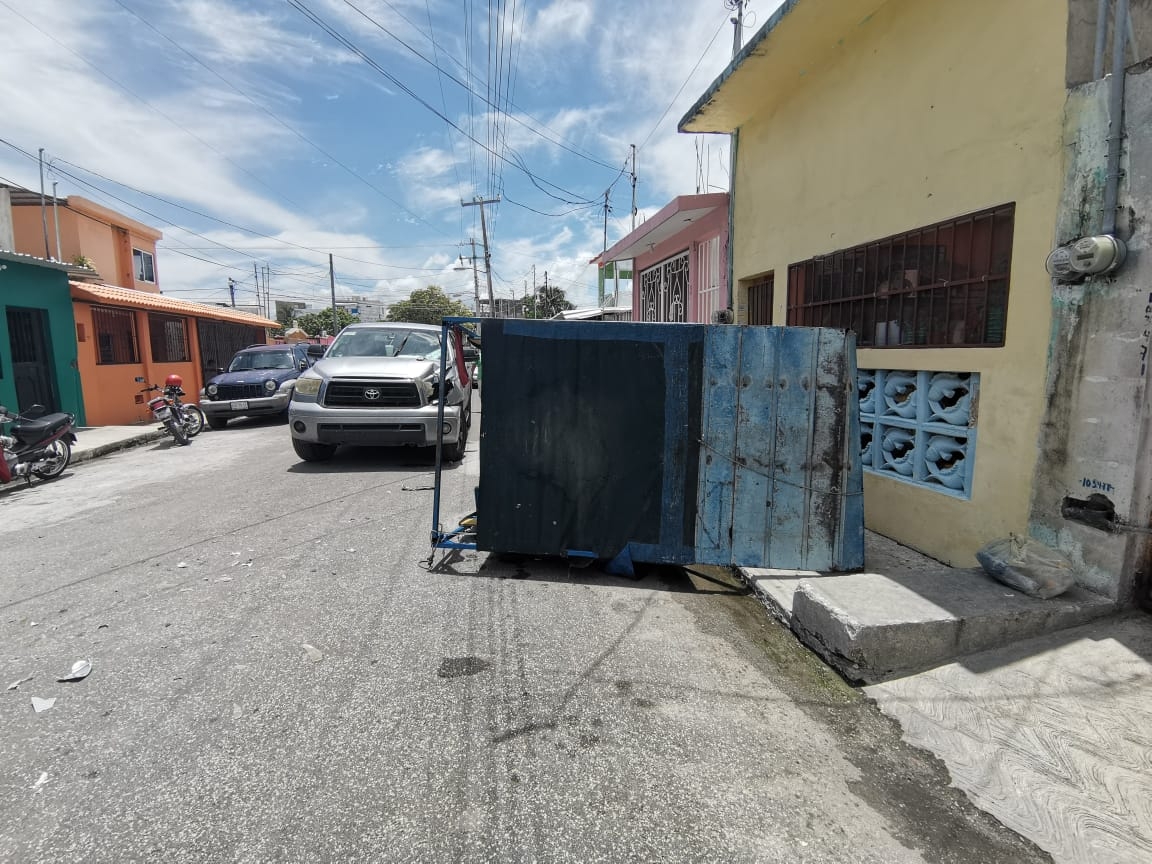 Choca y hace volcar a un carro moto en Ciudad del Carmen