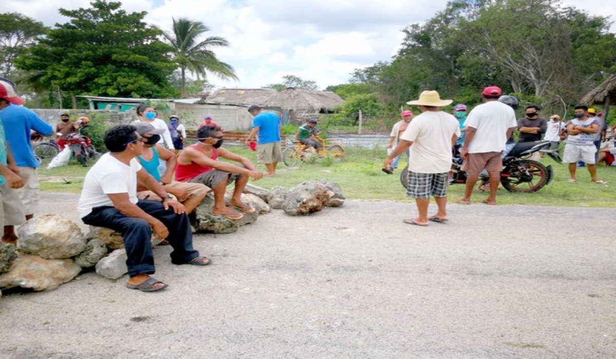 Desesperación y desabasto por bloqueo en la carretera Tankuché-Isla Arena