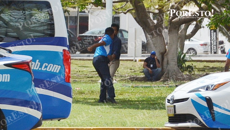 Taxistas y conductores de Uber se enfrentan afuera del Aeropuerto de Mérida