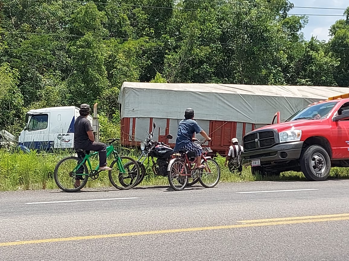 Tráiler se sale de la carretera Chetumal-Felipe Carrillo Puerto