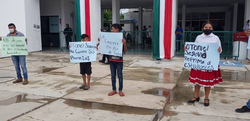 Presidente municipal de Chetumal ignora a estudiantes que piden apoyo