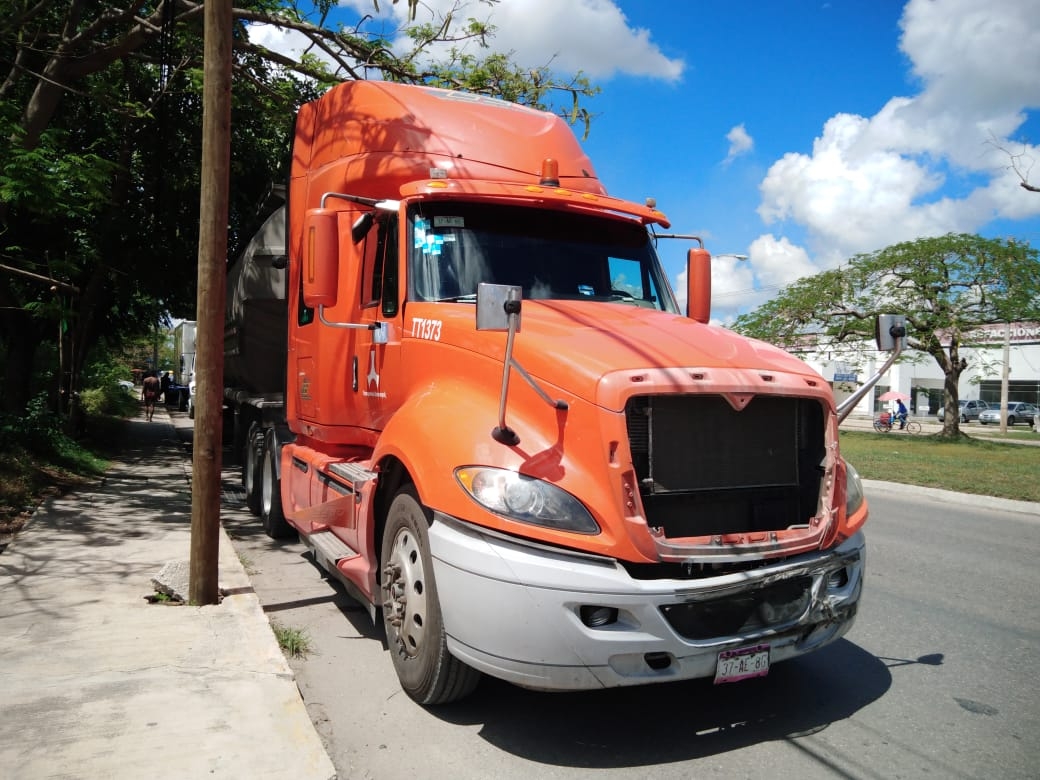Tráiler choca contra un camión sobre la avenida Aviación en Mérida