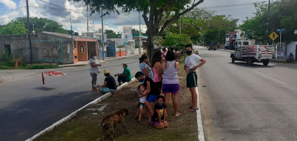 Los habitantes indicaron que no quitarán el bloqueo hasta que CFE no restablezca el suministro de electricidad Foto: David Chan