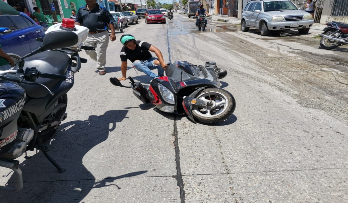 Por distraerse, motociclista derrapa en Ciudad del Carmen
