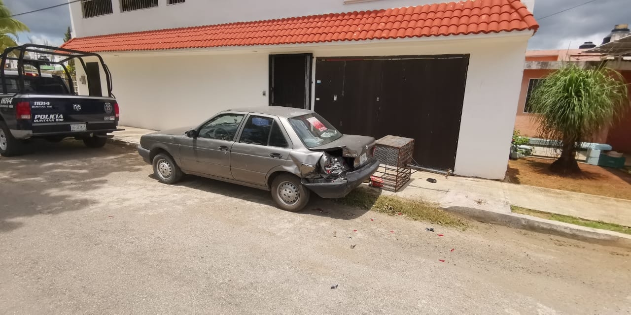 Pierde el control y se impacta contra un carro estacionado en Chetumal