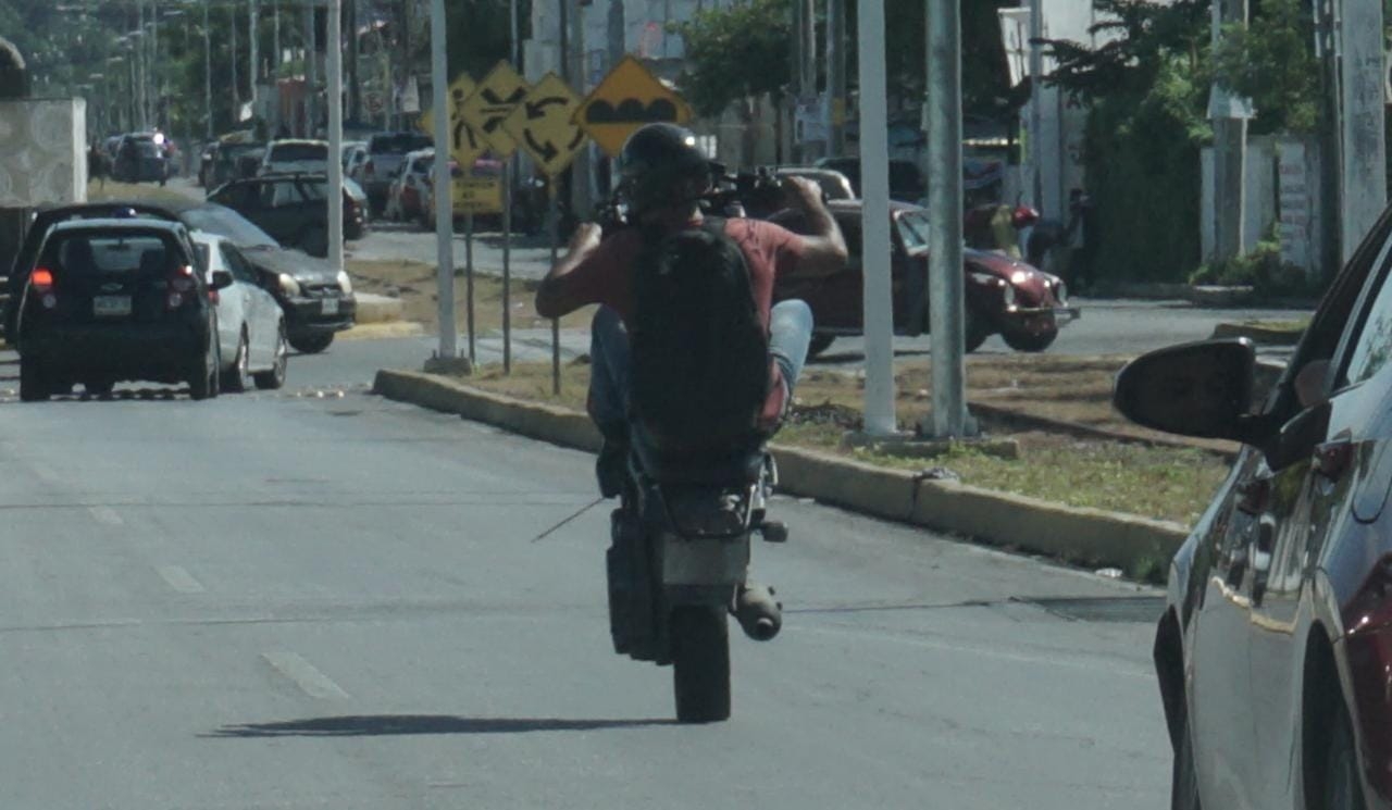 Motociclista "acróbata" protagoniza persecución en Campeche