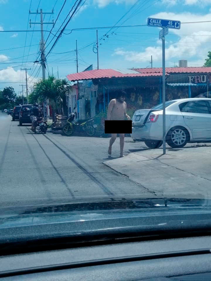 Hombre pasea sin ropa por Mérida