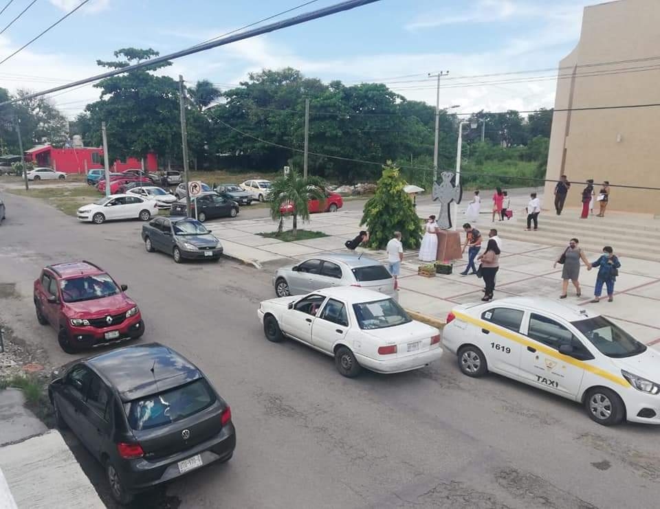 Los vecinos denunciaron que asisten más de 50 personas a las misas de estas parroquias Foto: Abraham Cohuó