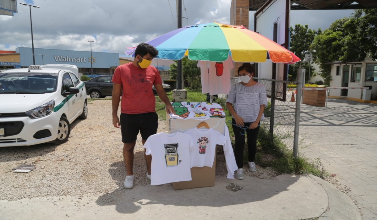 Jóvenes venden playeras para subsistir en Cancún