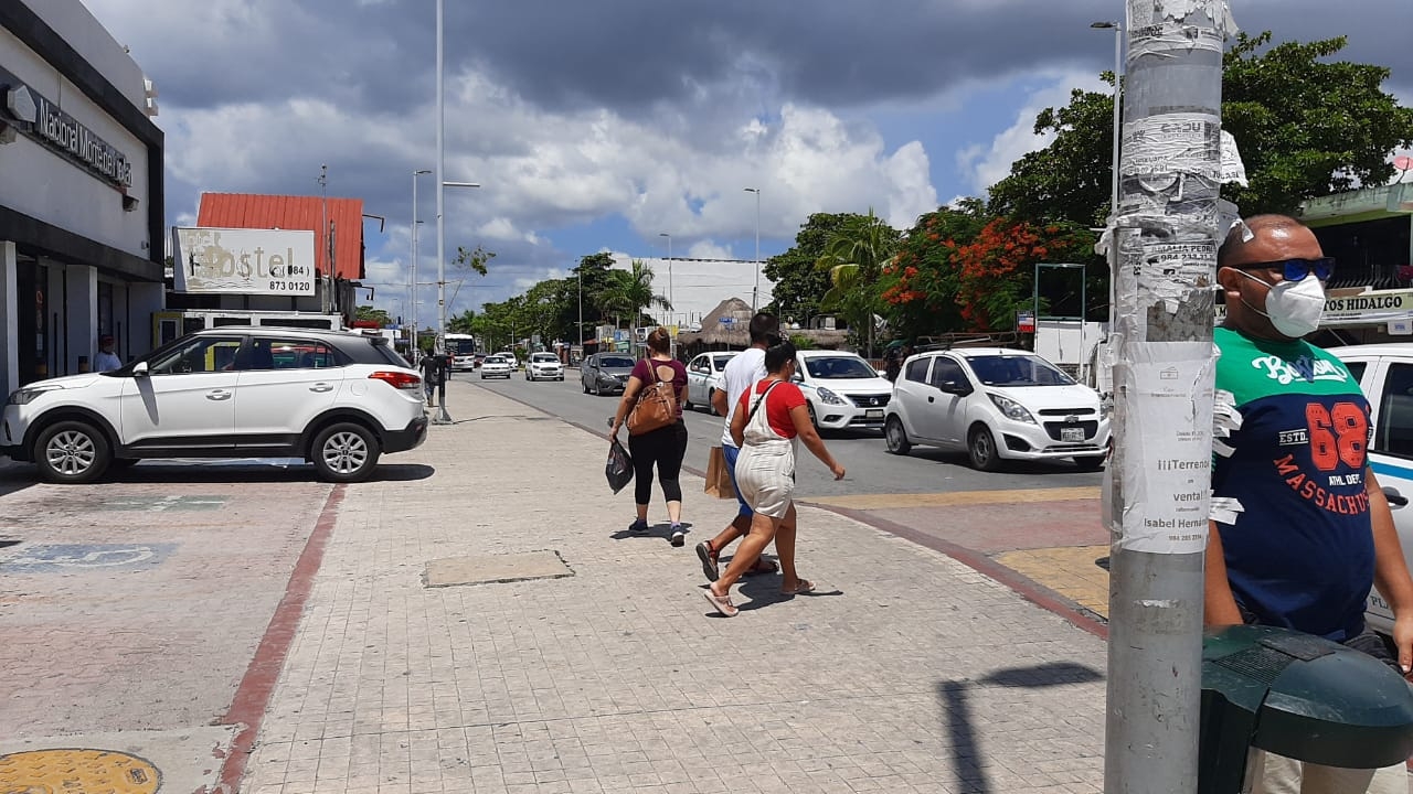 A pesar de que se han puesto señalizaciones y pasos peatonales las personas no los respetan Foto: Gabriel Aguilar