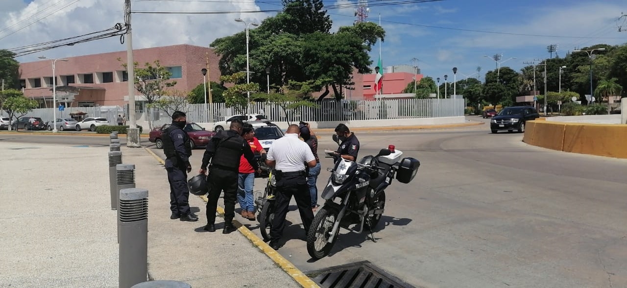 Asaltantes se visten como empleados de Oxxo y asaltan tienda en Ciudad del Carmen